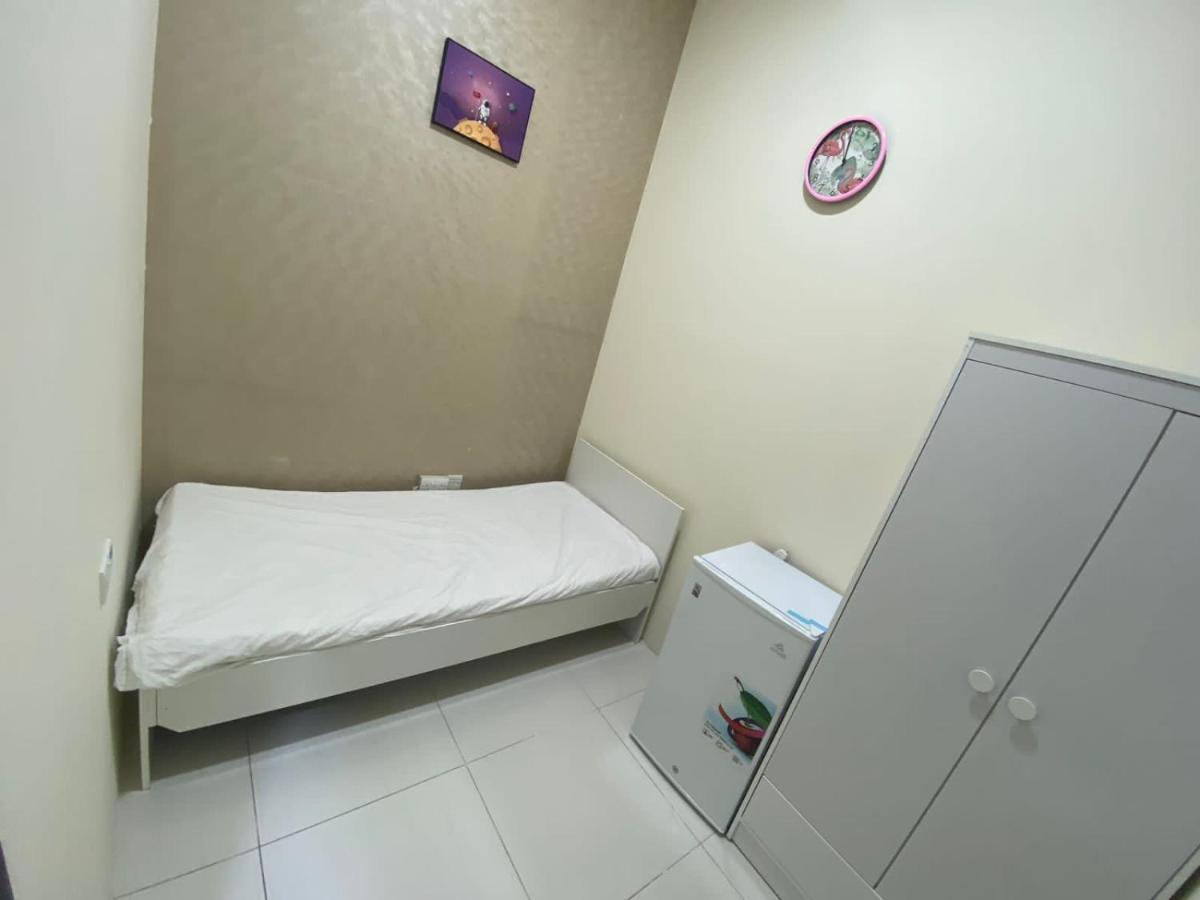 Small Budget Rooms For 'Girls' Only In Dubai, Marina Екстер'єр фото