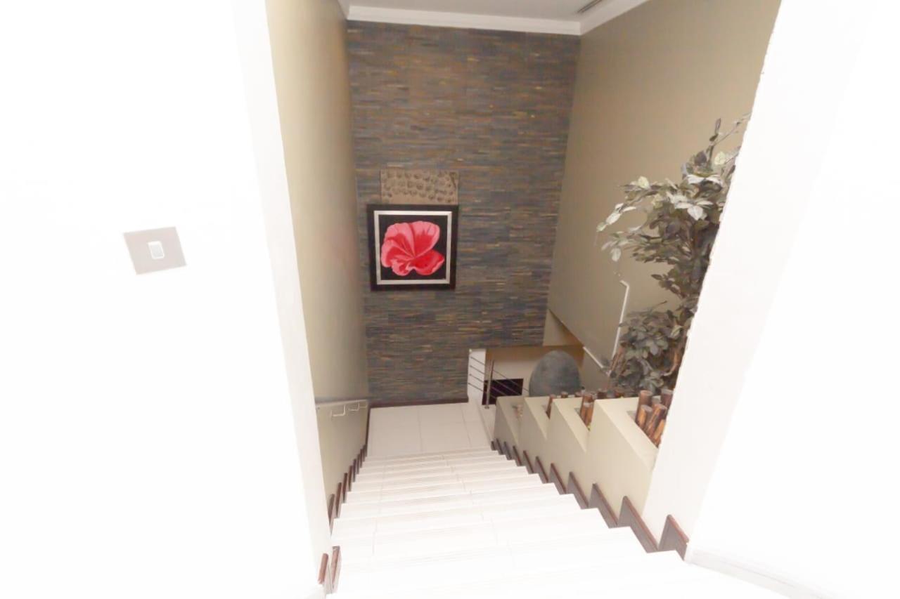 Small Budget Rooms For 'Girls' Only In Dubai, Marina Екстер'єр фото