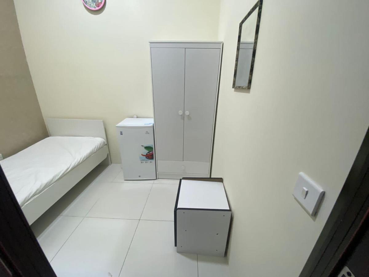Small Budget Rooms For 'Girls' Only In Dubai, Marina Екстер'єр фото