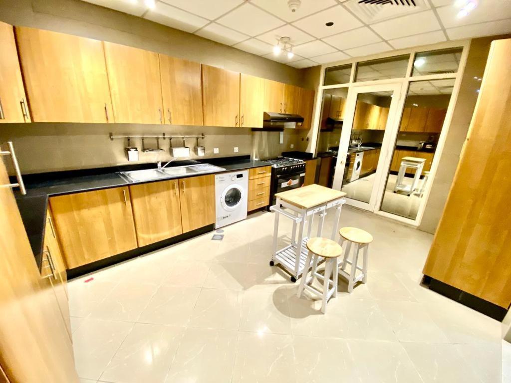 Small Budget Rooms For 'Girls' Only In Dubai, Marina Екстер'єр фото