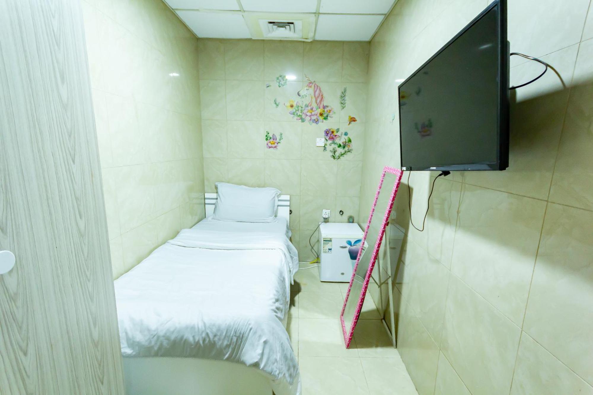 Small Budget Rooms For 'Girls' Only In Dubai, Marina Екстер'єр фото
