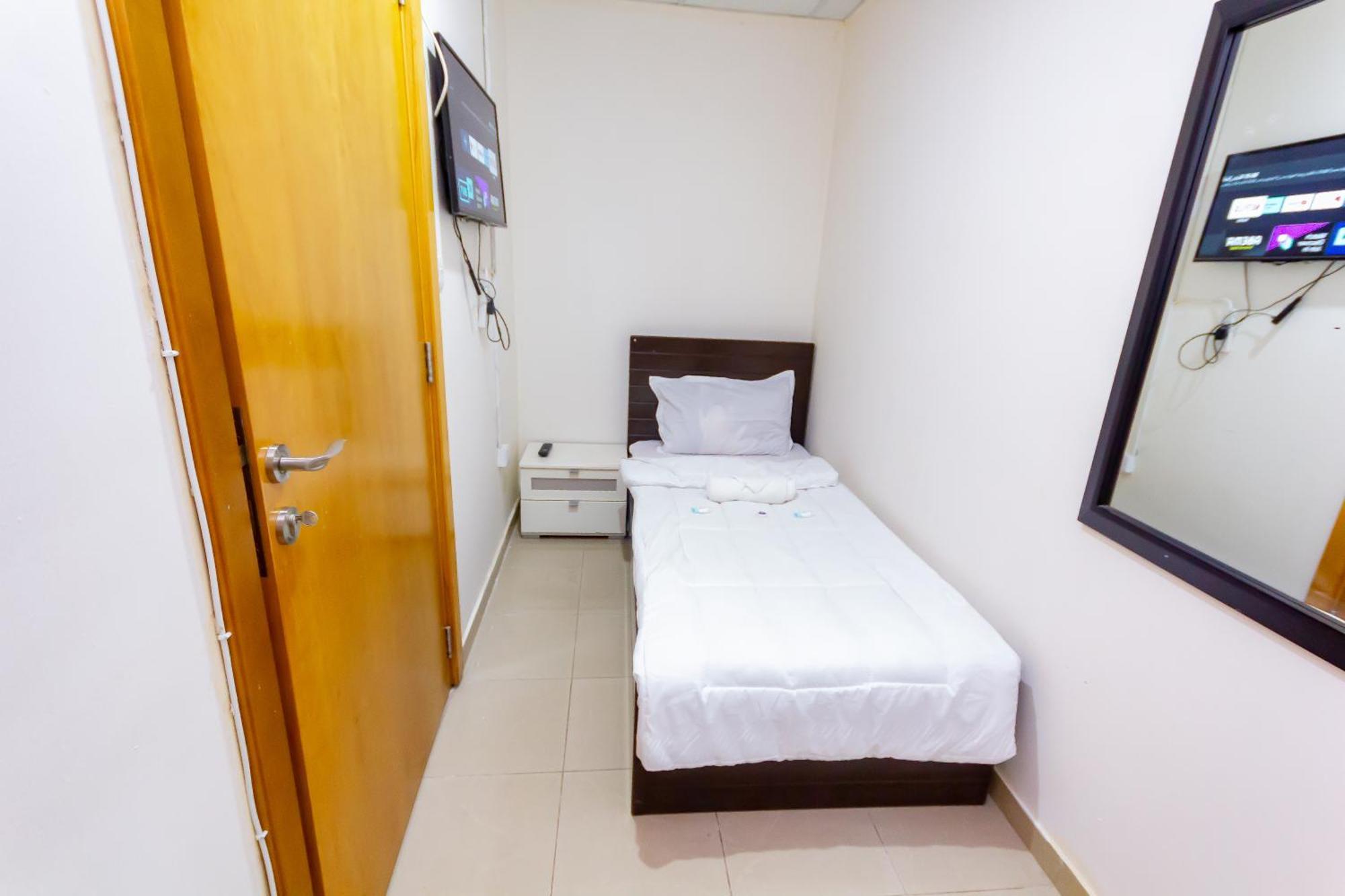 Small Budget Rooms For 'Girls' Only In Dubai, Marina Екстер'єр фото