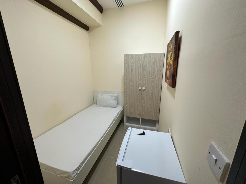 Small Budget Rooms For 'Girls' Only In Dubai, Marina Екстер'єр фото