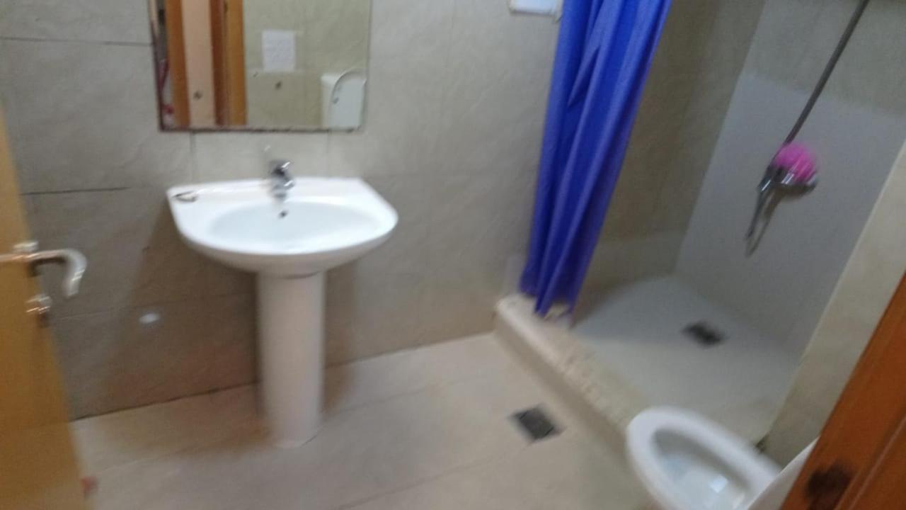 Small Budget Rooms For 'Girls' Only In Dubai, Marina Екстер'єр фото