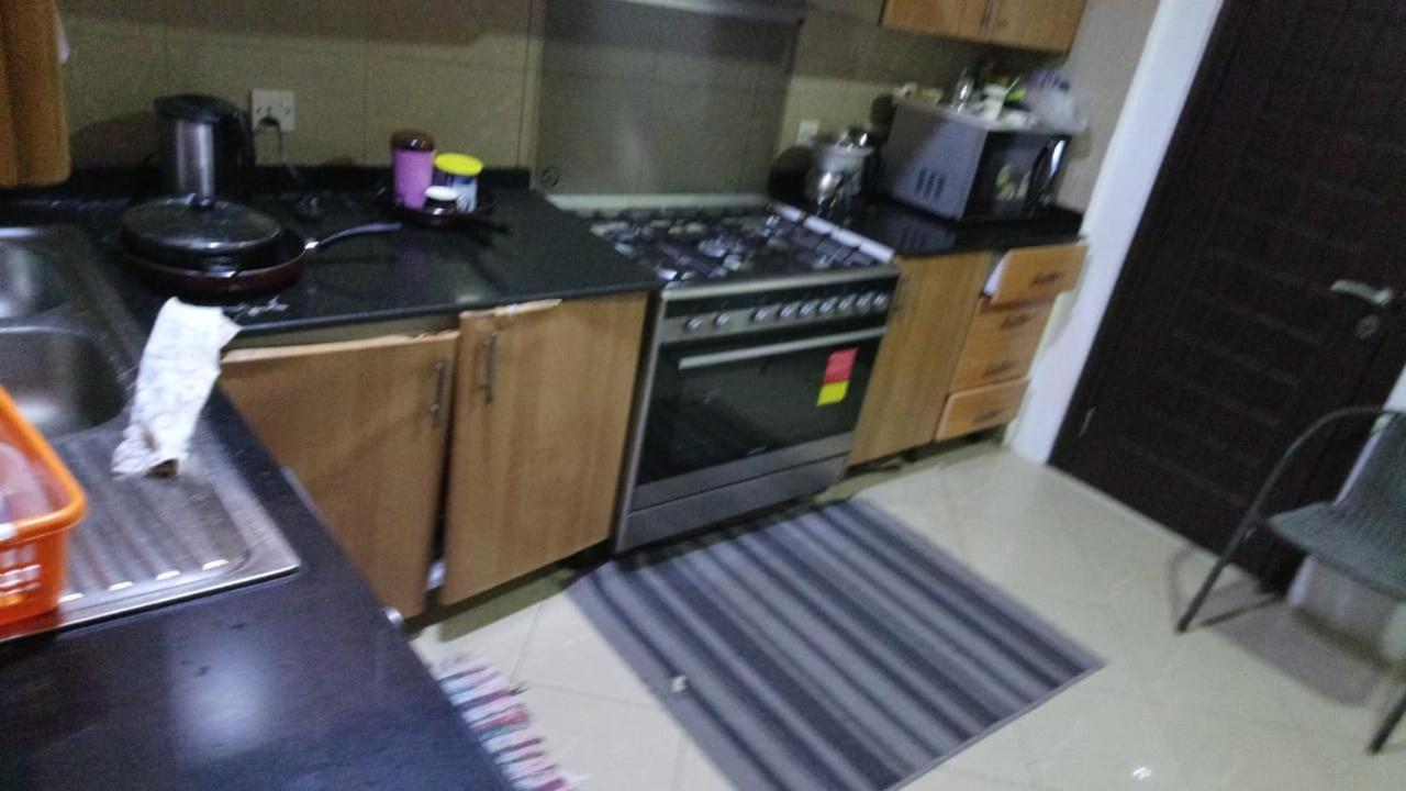 Small Budget Rooms For 'Girls' Only In Dubai, Marina Екстер'єр фото
