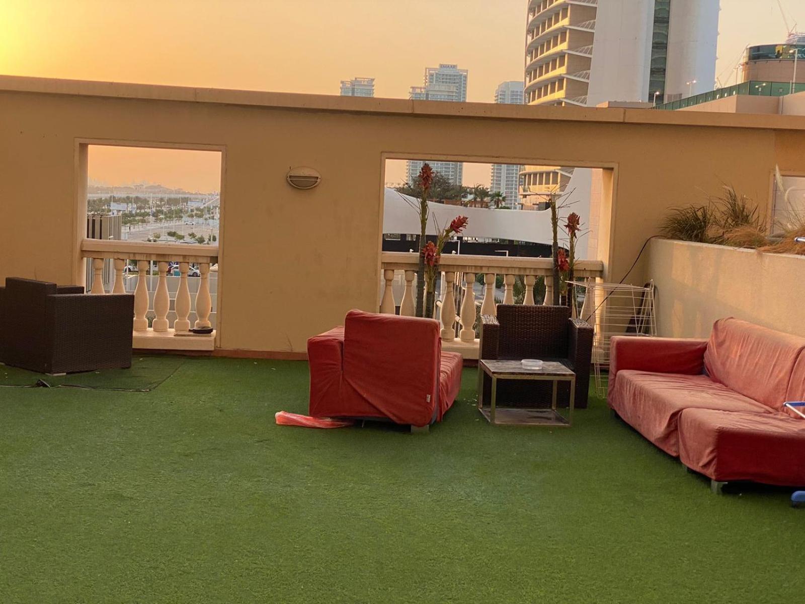 Small Budget Rooms For 'Girls' Only In Dubai, Marina Екстер'єр фото