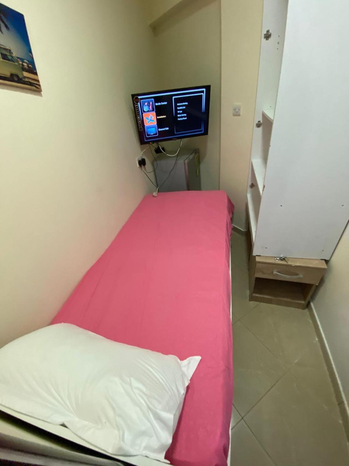 Small Budget Rooms For 'Girls' Only In Dubai, Marina Екстер'єр фото