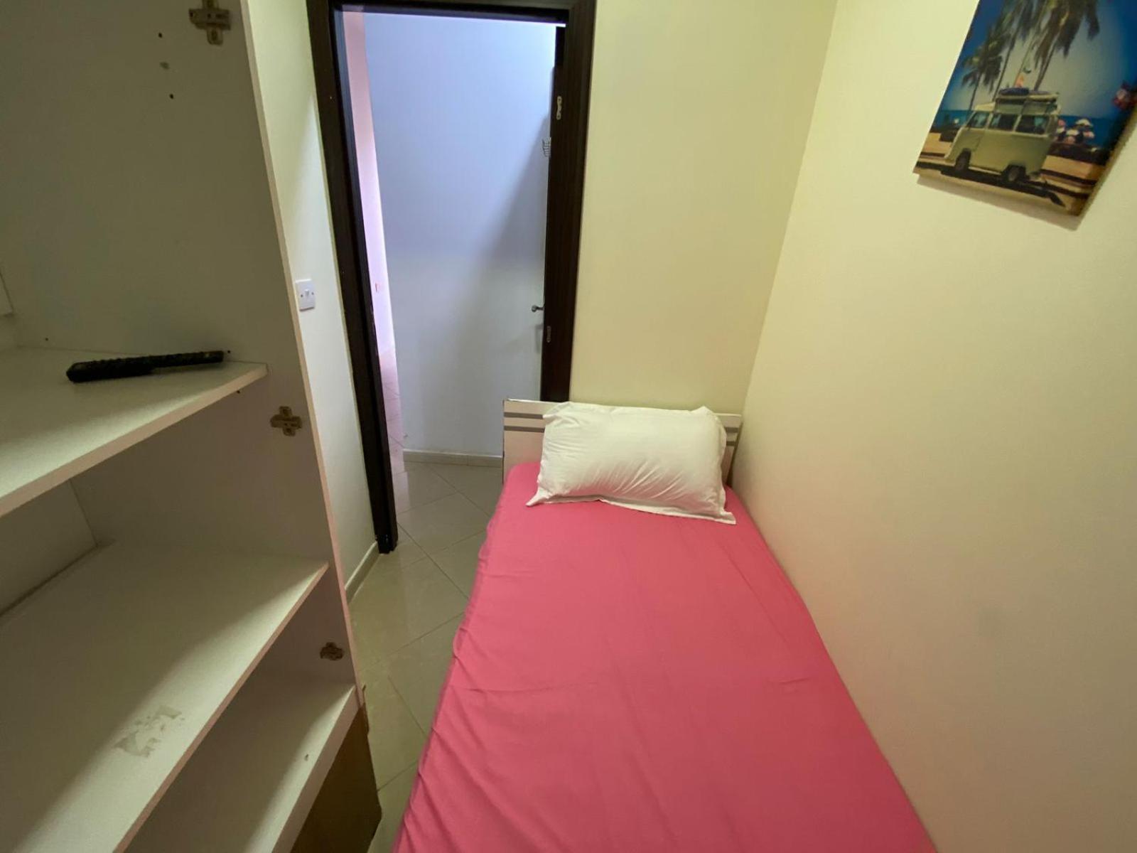 Small Budget Rooms For 'Girls' Only In Dubai, Marina Екстер'єр фото